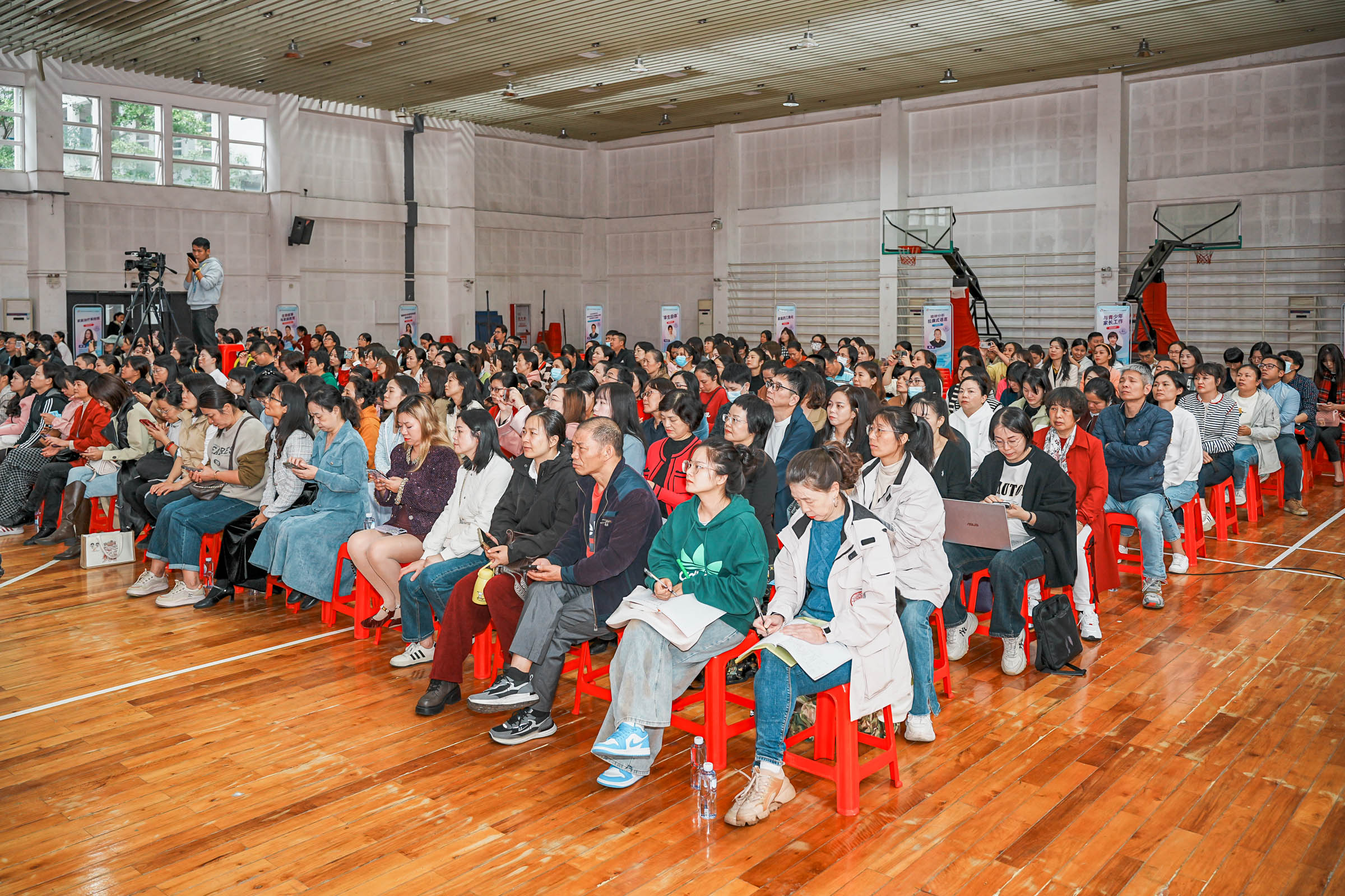 E:\2024.11.22心理健康大会\我校协办儿童青少年心理与家庭教育专题活动\2.jpg